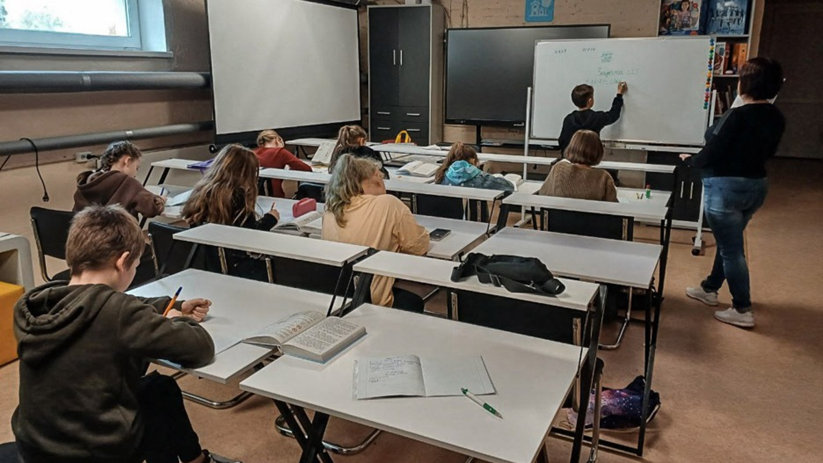 Zerstörte Schulen und fehlende Bunker: Zwei von drei Schülern in der Ukraine haben keinen regulären Unterricht - Foto: presseportal.de