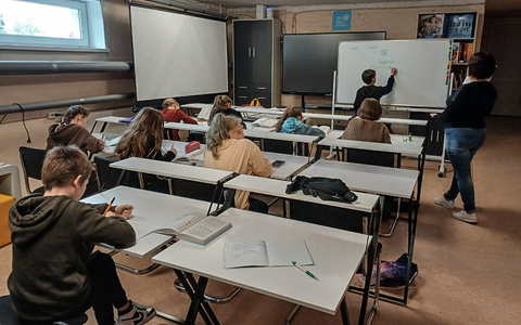 Zerstörte Schulen und fehlende Bunker: Zwei von drei Schülern in der Ukraine haben keinen regulären Unterricht - Foto: presseportal.de