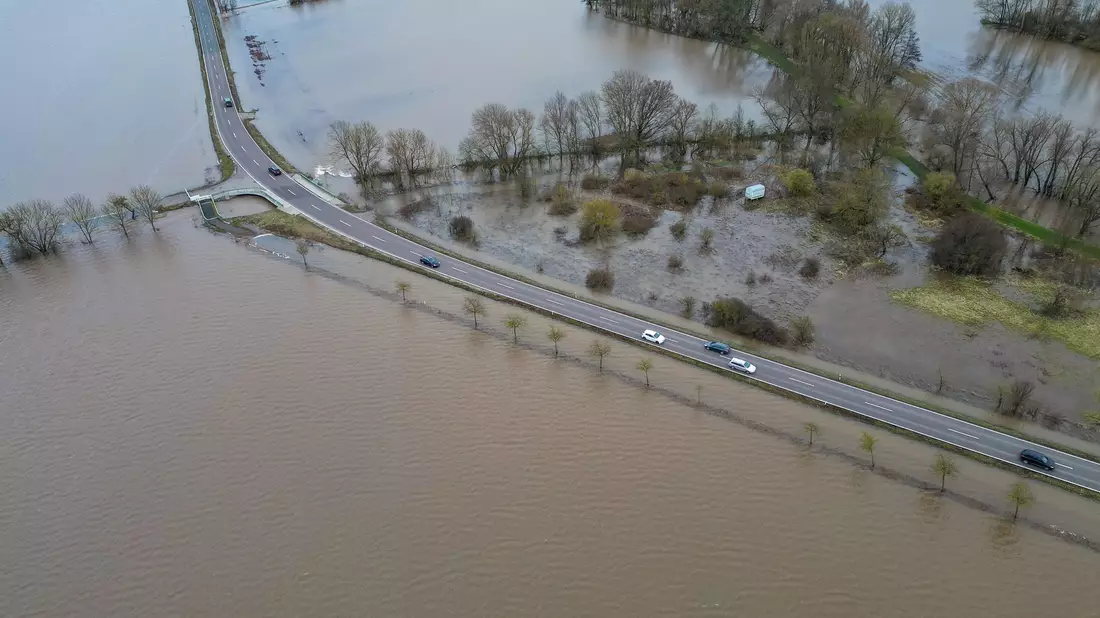 Das Hochwasser macht den Menschen - wie hier in Sachsen-Anhalt - weiterhin schwer zu schaffen. Forderungen nach einer besseren Ausstattung der Einsatzkräfte werden laut. - Bild: Jan Woitas/dpa