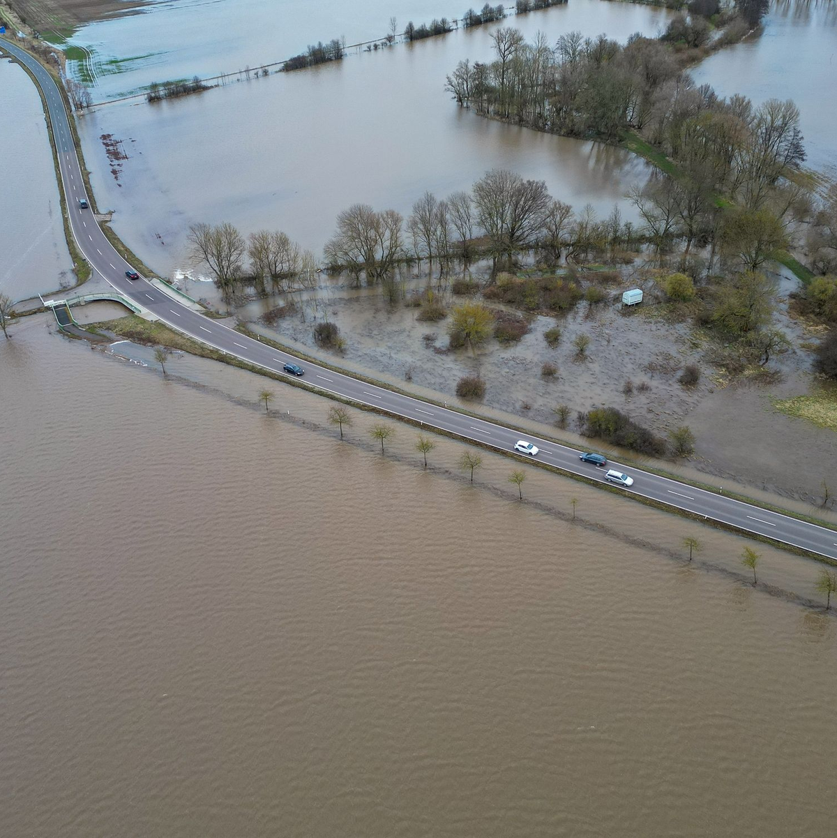 Das Hochwasser macht den Menschen - wie hier in Sachsen-Anhalt - weiterhin schwer zu schaffen. Forderungen nach einer besseren Ausstattung der Einsatzkräfte werden laut. - Foto: Jan Woitas/dpa