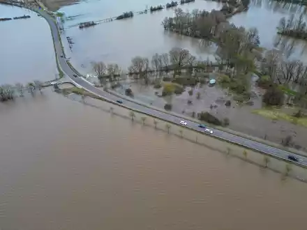 Das Hochwasser macht den Menschen - wie hier in Sachsen-Anhalt - weiterhin schwer zu schaffen. Forderungen nach einer besseren Ausstattung der Einsatzkräfte werden laut. - Foto: Jan Woitas/dpa
