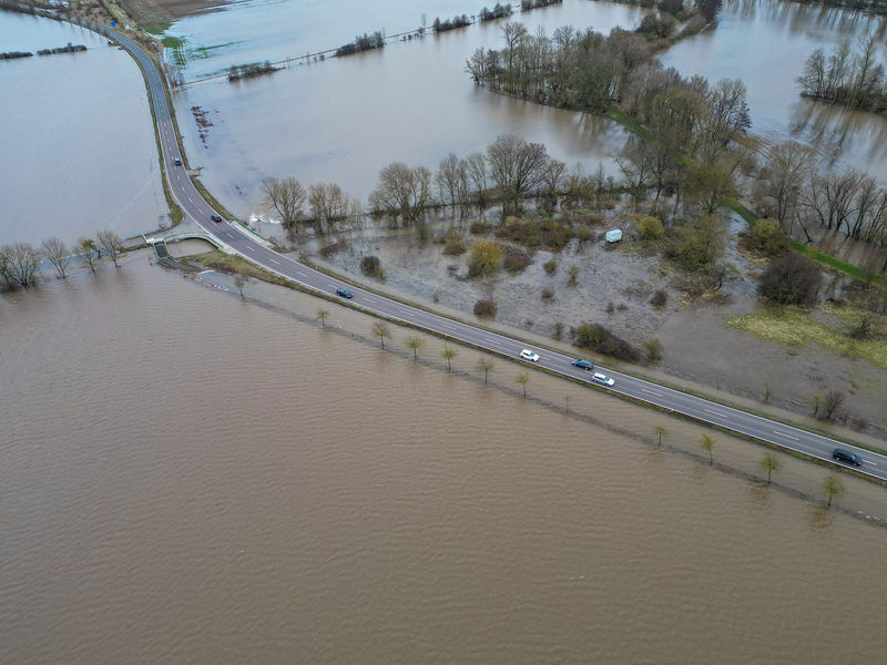 Das Hochwasser macht den Menschen - wie hier in Sachsen-Anhalt - weiterhin schwer zu schaffen. Forderungen nach einer besseren Ausstattung der Einsatzkräfte werden laut. - Foto: Jan Woitas/dpa