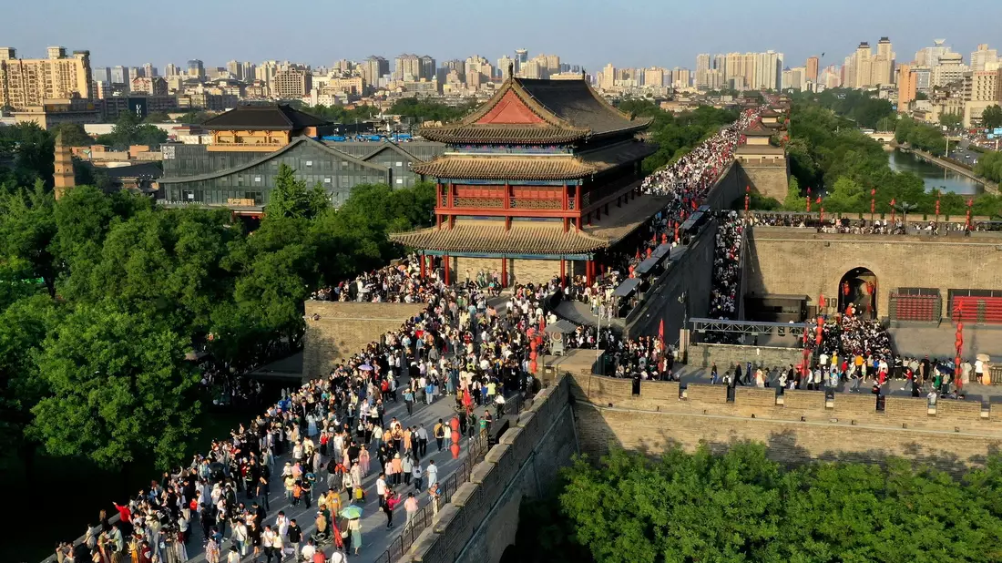 Touristen besuchen die malerische antike Stadtmauer von Xi'an. - Bild: Liu Xiao/XinHua/dpa