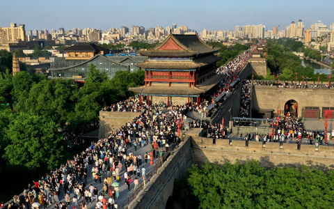Touristen besuchen die malerische antike Stadtmauer von Xi'an. - Foto: Liu Xiao/XinHua/dpa