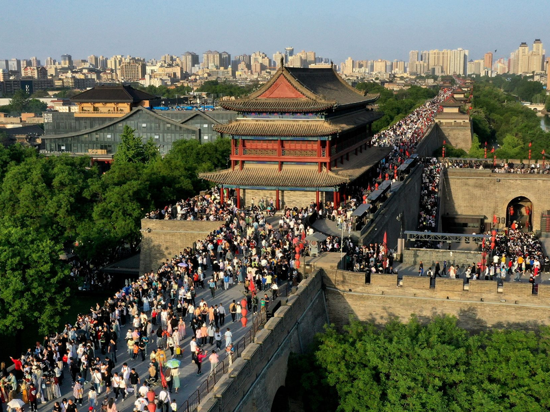 Touristen besuchen die malerische antike Stadtmauer von Xi'an. - Foto: Liu Xiao/XinHua/dpa