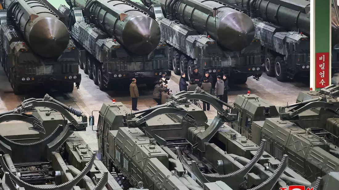 Nordkorea hat über 200 Granaten nahe der Seegrenze mit Südkorea abgefeuert. - Bild: Uncredited/KCNA/KNS/dpa