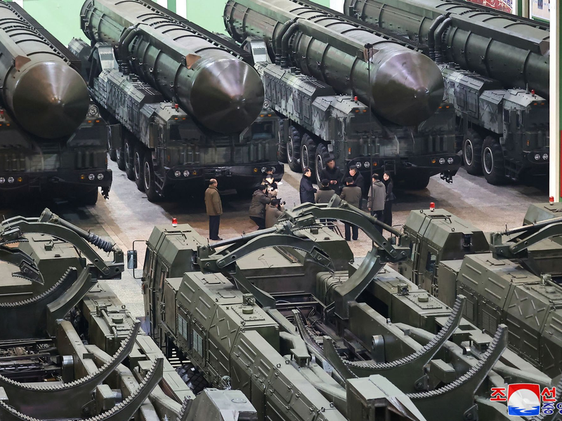 Nordkorea hat über 200 Granaten nahe der Seegrenze mit Südkorea abgefeuert. - Foto: Uncredited/KCNA/KNS/dpa