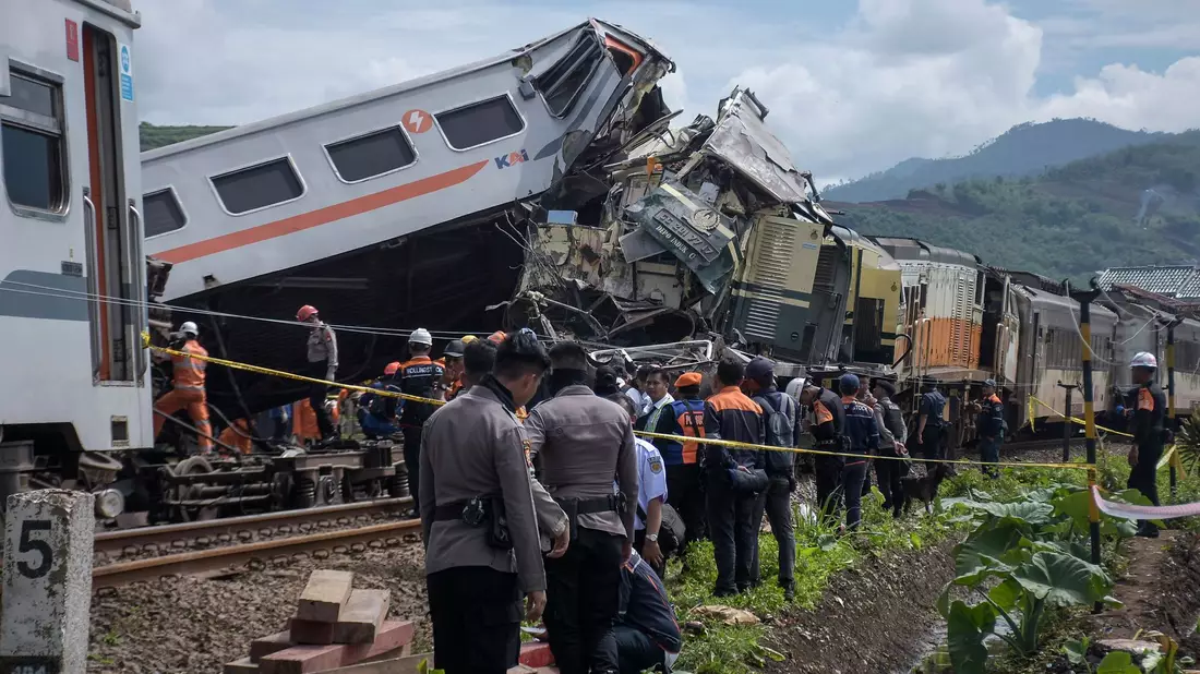 Rettungskräfte inspizieren die Zugwracks nach dem Zusammenstoß in Indonesien. - Bild: Abdan Syakura/AP/dpa