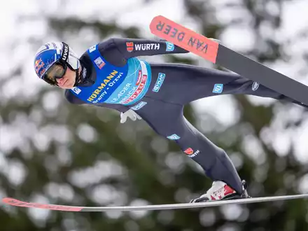 Andreas Wellinger liegt zur Halbzeit der Skiflug-WM am Kulm auf Platz vier. - Foto: Georg Hochmuth/APA/dpa