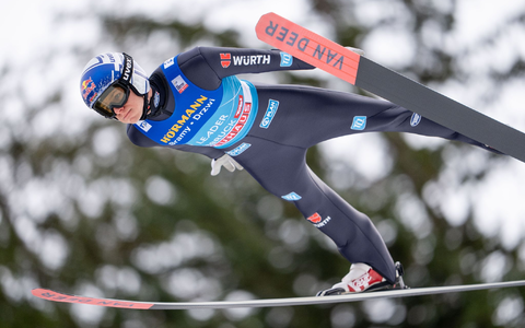 Andreas Wellinger liegt zur Halbzeit der Skiflug-WM am Kulm auf Platz vier. - Foto: Georg Hochmuth/APA/dpa