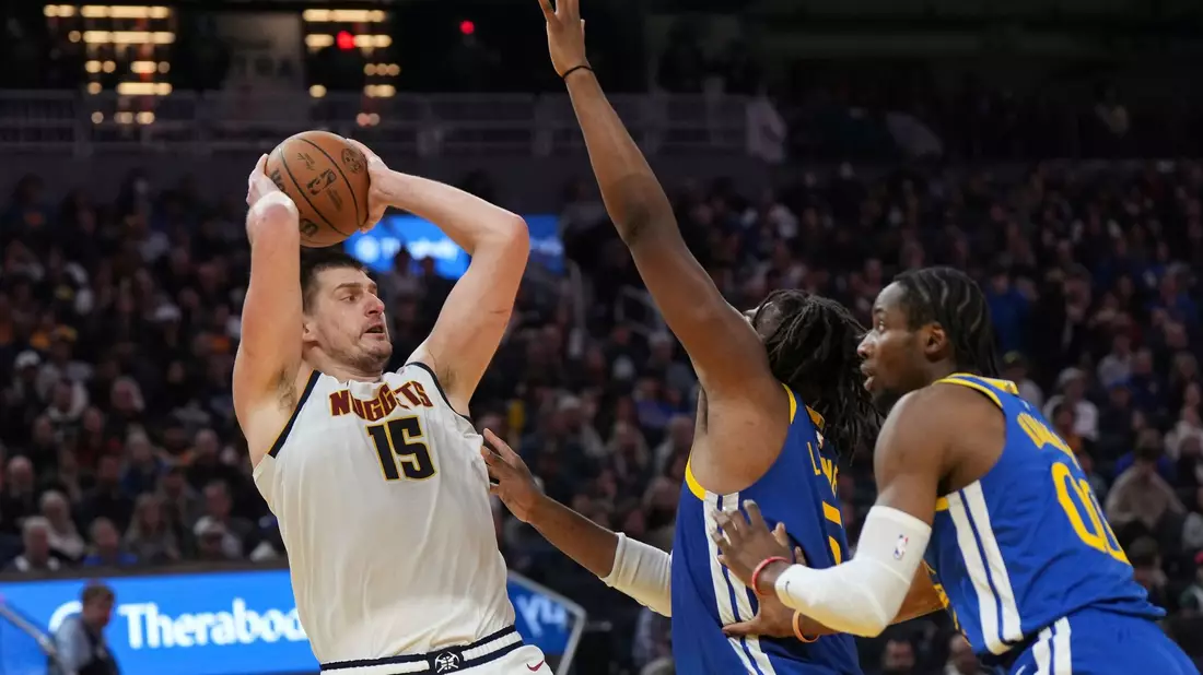 Nikola Jokic (l) war der Matchwinner für die Denver Nuggets. - Bild: Loren Elliott/AP/dpa