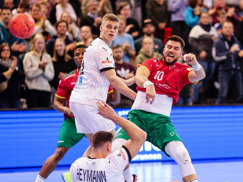 Martin Hanne (l) machte ein starkes Spiel gegen Portugal. - Foto: Frank Molter/dpa