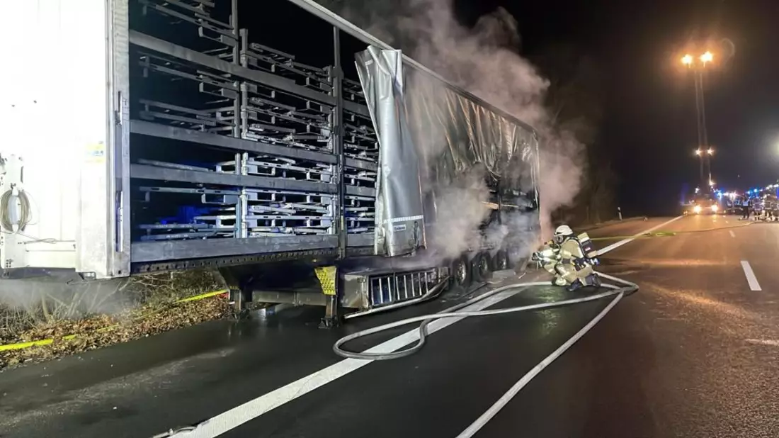 FW Lehrte: Brennender Sattelauflieger Autobahn A2 - Bild: presseportal.de