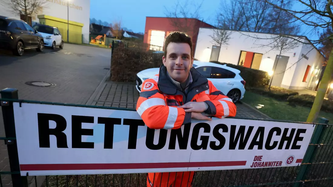 Christian Manshen beginnt seine 12-Stunden-Schicht in der Rettungswache. - Bild: Bernd Wüstneck/dpa