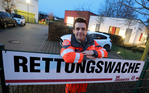 Christian Manshen beginnt seine 12-Stunden-Schicht in der Rettungswache. - Foto: Bernd Wüstneck/dpa