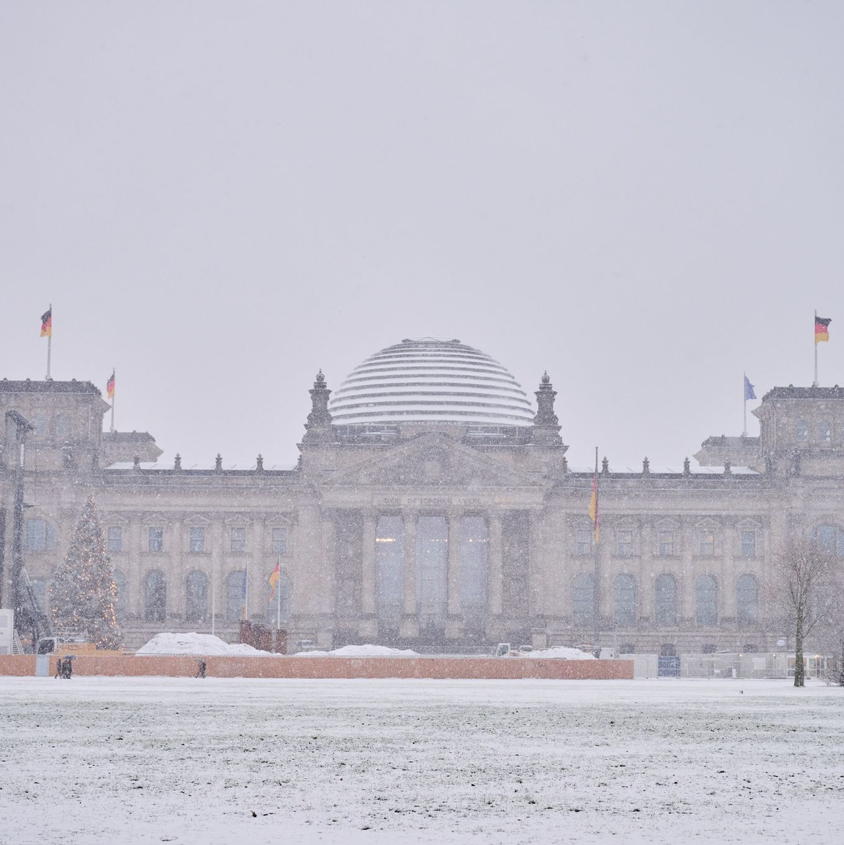 Vielerorts sind Streufahrzeuge im Einsatz. - Foto: Annette Riedl/dpa