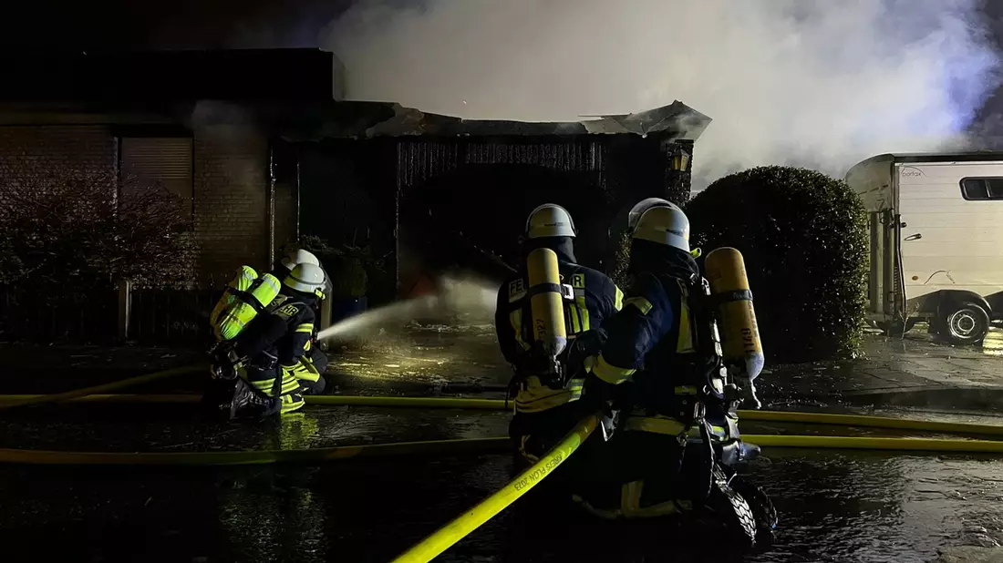 FW-PLÖ: Feuer,groß mit Menschenleben in Gefahr in Mönkeberg, 1 verletzte Person gerettet - Bild: presseportal.de