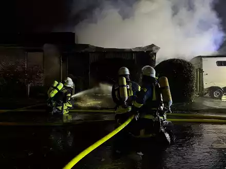 FW-PLÖ: Feuer,groß mit Menschenleben in Gefahr in Mönkeberg, 1 verletzte Person gerettet - Foto: presseportal.de