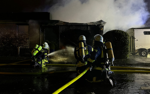 FW-PLÖ: Feuer,groß mit Menschenleben in Gefahr in Mönkeberg, 1 verletzte Person gerettet - Foto: presseportal.de