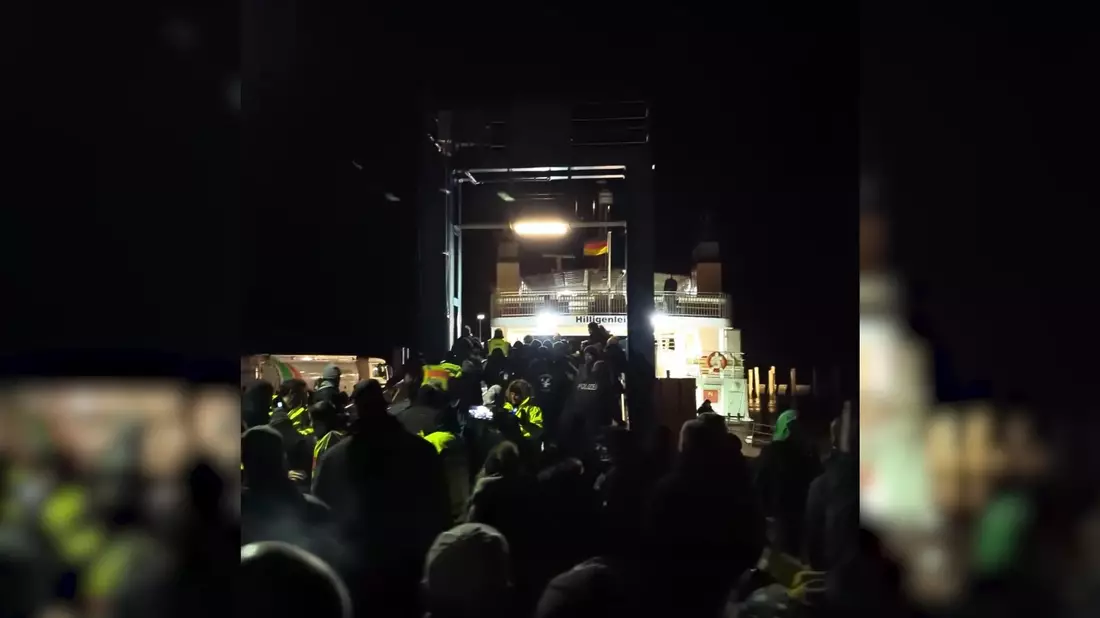 Mehr als hundert Demonstranten hinderten Vizekanzler Robert Habeck am Verlassen einer Fähre. - Bild: -/WestküstenNews/dpa