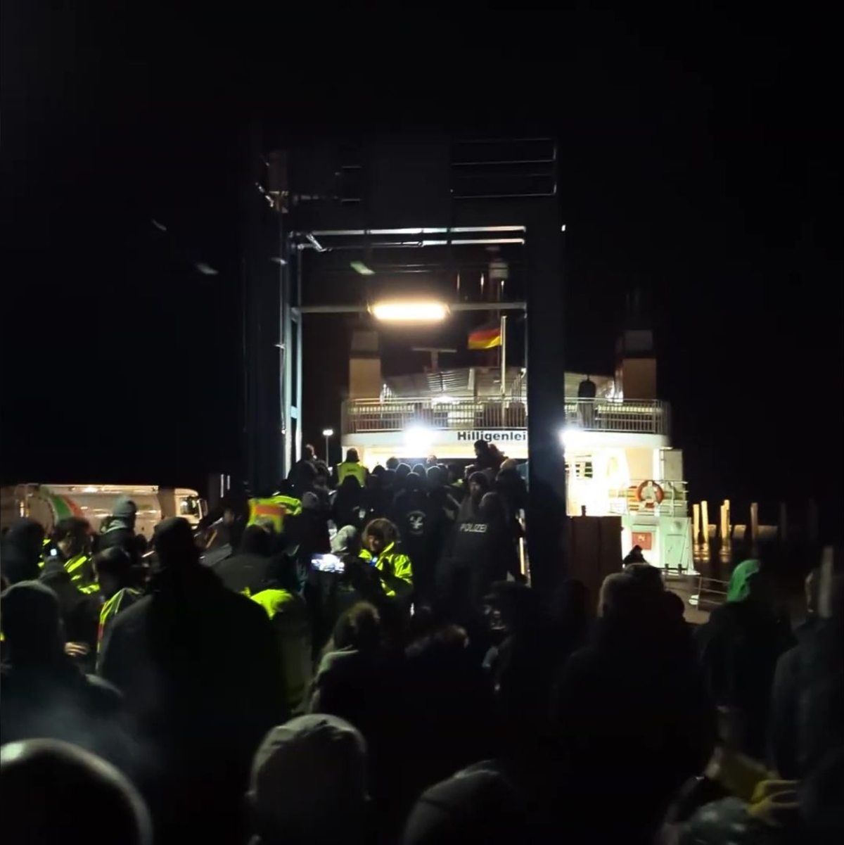 Mehr als hundert Demonstranten hinderten Vizekanzler Robert Habeck am Verlassen einer Fähre. - Foto: -/WestküstenNews/dpa