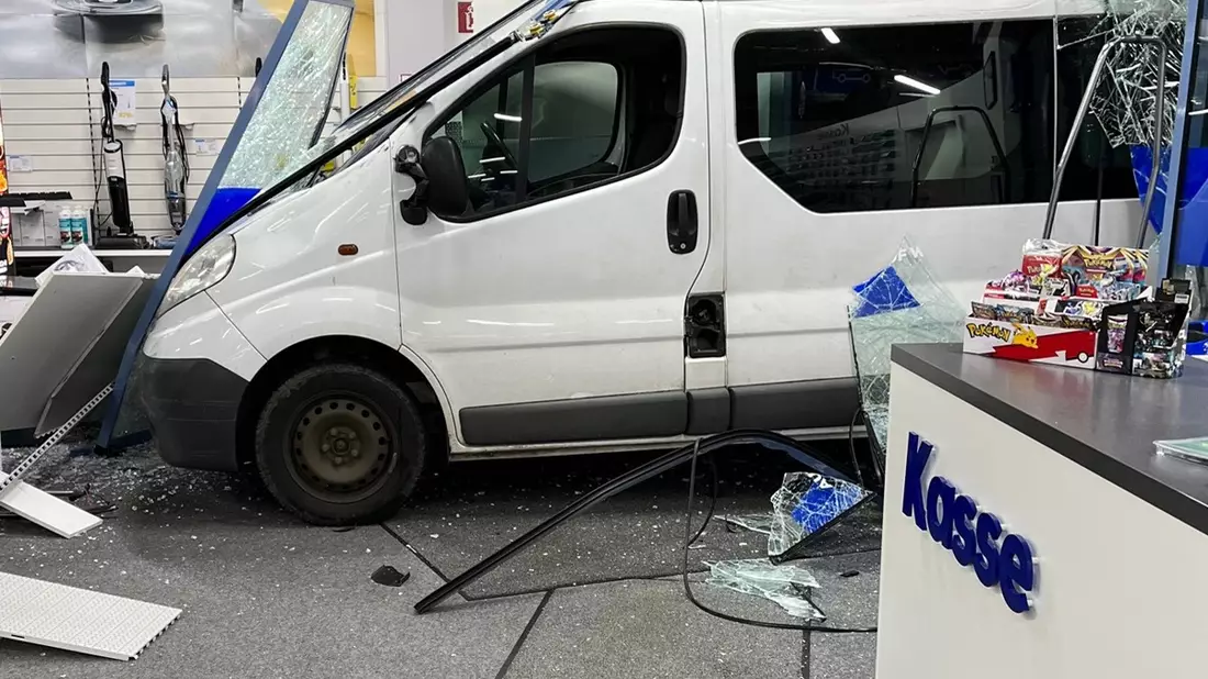 POL-GM: Blitzeinbruch - Mit dem Auto direkt ins Geschäft - Bild: presseportal.de