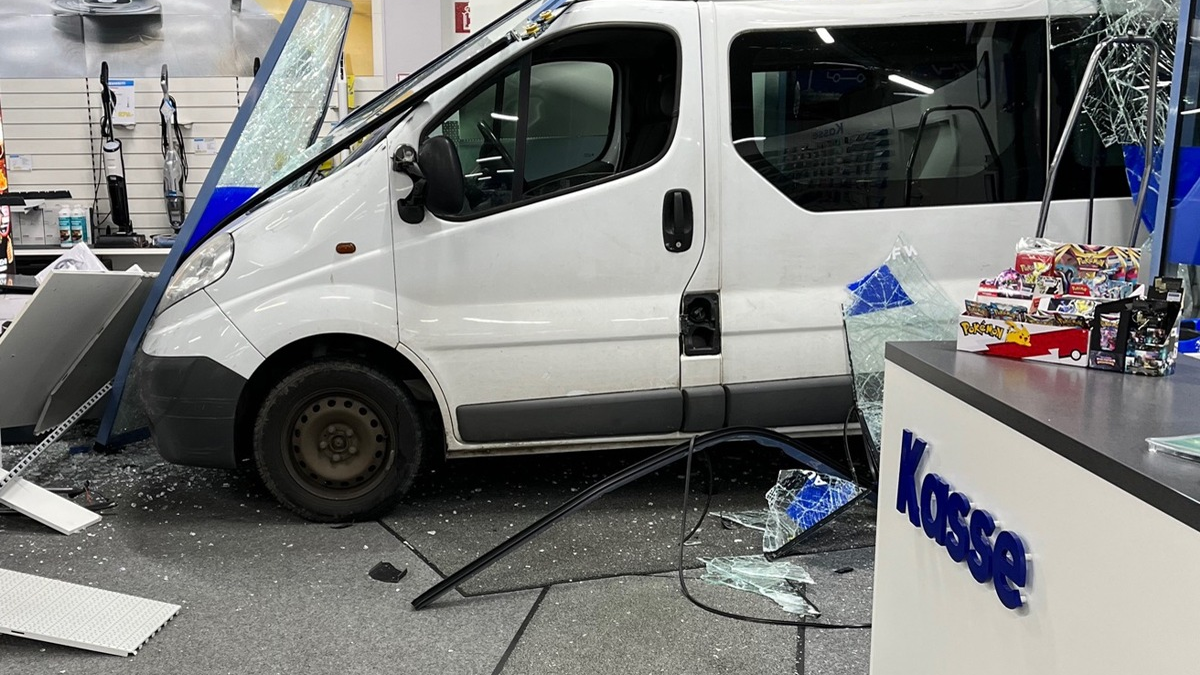 POL-GM: Blitzeinbruch - Mit dem Auto direkt ins Geschäft - Foto: presseportal.de