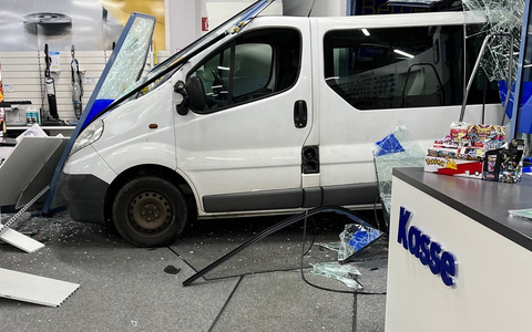 POL-GM: Blitzeinbruch - Mit dem Auto direkt ins Geschäft - Foto: presseportal.de