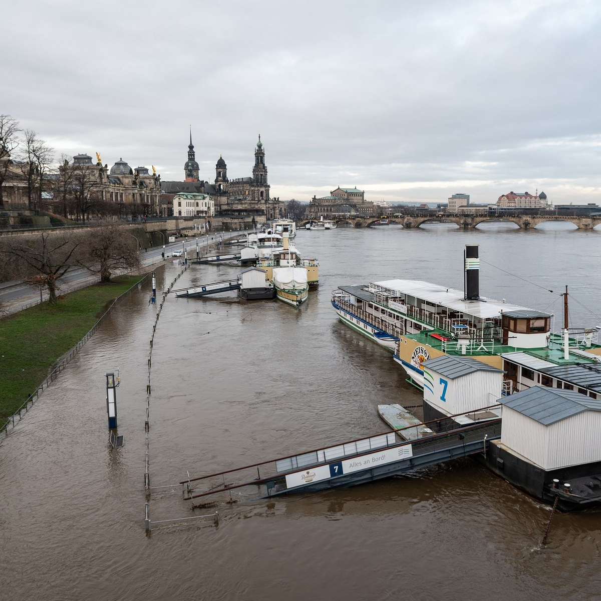 Das Terrassenufer in der Altstadt ist teilweise vom Hochwasser der Elbe überflutet und derzeit für den Verkehr gesperrt. - Foto: Robert Michael/dpa