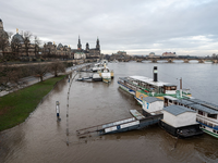 Ein Mann fährt mit seinem Fahrrad über die vom Hochwasser überfluteten Elbwiesen am Königsufer in Dresden. - Foto: Robert Michael/dpa