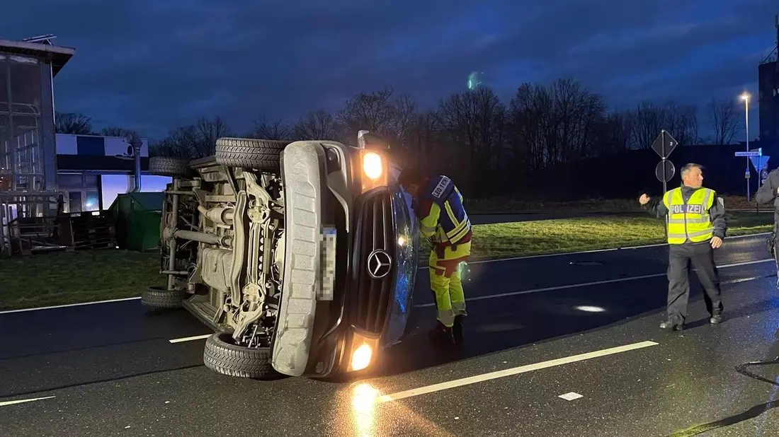 FF Bad Salzuflen: Sprinter bleibt nach schwerem Unfall auf der Seite liegen / Zwei Menschen vom Rettungsdienst betreut - Bild: presseportal.de