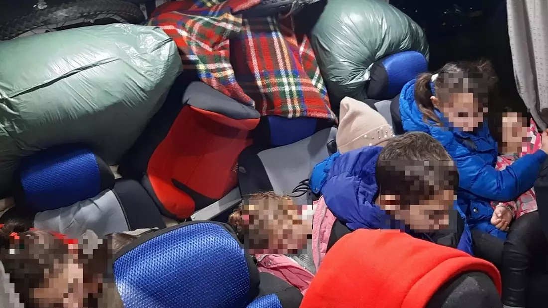 Bundespolizeidirektion München: Kinder und Gepäck ins Auto gepfercht/ Bundespolizei greift 15 Migranten in einem Transporter auf - Bild: presseportal.de
