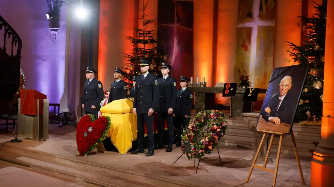 Soldaten des Wachbataillons tragen nach dem Gottesdienst Wolfgang Schäubles Sarg aus der Kirche. - Bild: Philipp von Ditfurth/dpa