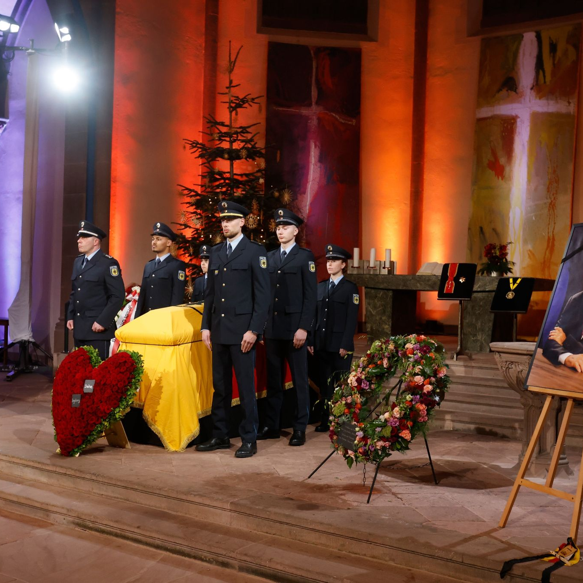 Soldaten des Wachbataillons tragen nach dem Gottesdienst Wolfgang Schäubles Sarg aus der Kirche. - Foto: Philipp von Ditfurth/dpa