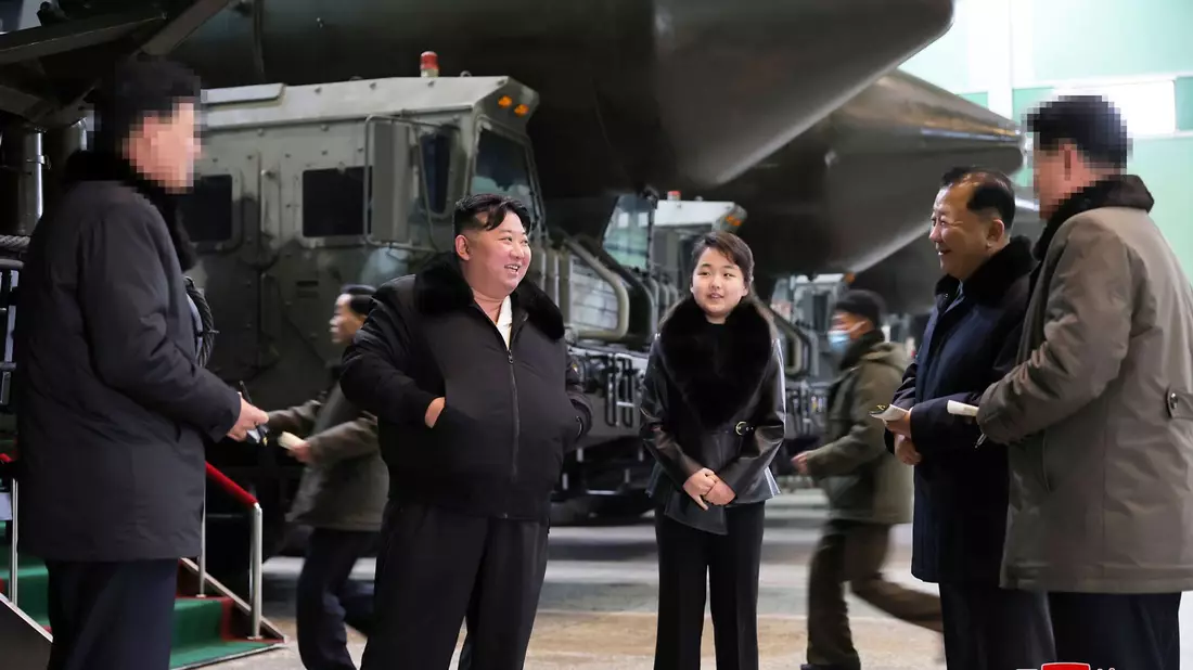 Die von der staatlichen nordkoreanischen Nachrichtenagentur KCNA zur Verfügung gestellte undatierte Aufnahme soll Machthaber Kim Jong Un mit seiner Tochter beim Besuch einer Fabrik für mobile Abschussvorrichtungen für Interkontinentalraketen zeigen. - Bild: Uncredited/KCNA/KNS/dpa