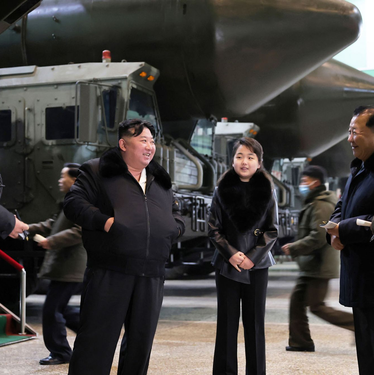 Die von der staatlichen nordkoreanischen Nachrichtenagentur KCNA zur Verfügung gestellte undatierte Aufnahme soll Machthaber Kim Jong Un mit seiner Tochter beim Besuch einer Fabrik für mobile Abschussvorrichtungen für Interkontinentalraketen zeigen. - Foto: Uncredited/KCNA/KNS/dpa