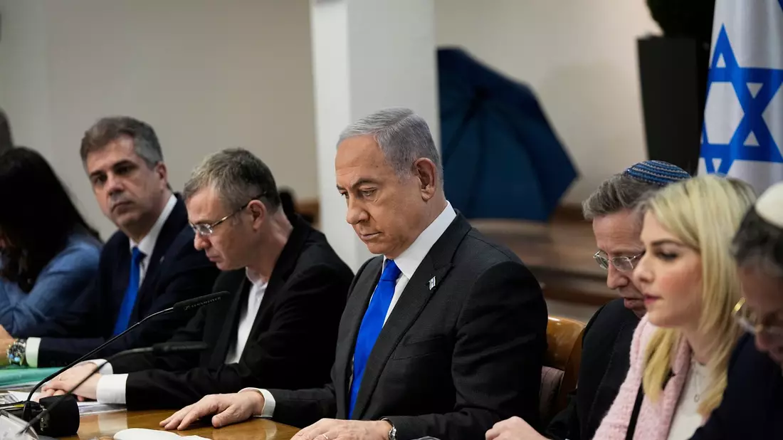 Ministerpräsident Benjamin Netanjahu (M) leitet eine Kabinettssitzung (Archivbild). 
Netanjahu hat nach Medienangaben eine Sitzung vertagt, bei der heftiger Streit ausgebrochen sein soll. - Bild: Ohad Zwigenberg/AP Pool/dpa