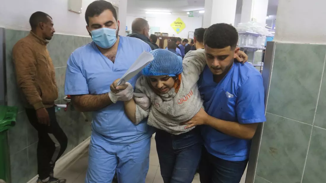 Eine Verwundete in einem Krankenhaus in Rafah (Archivbild). Laut der von der Hamas kontrollierten Gesundheitsbehörde wurden seit Kriegsbeginn am 7. Oktober mehr als 57.600 Menschen im Gazastreifen verletzt. - Bild: Hatem Ali/AP/dpa