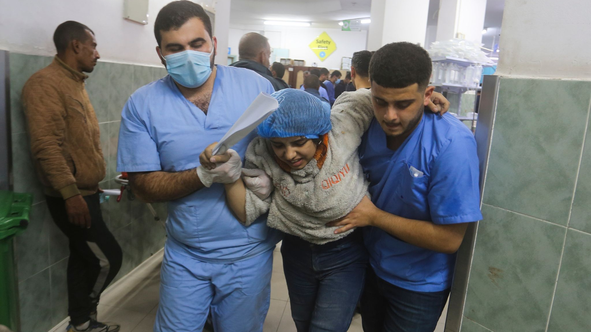 Eine Verwundete in einem Krankenhaus in Rafah (Archivbild). Laut der von der Hamas kontrollierten Gesundheitsbehörde wurden seit Kriegsbeginn am 7. Oktober mehr als 57.600 Menschen im Gazastreifen verletzt. - Foto: Hatem Ali/AP/dpa