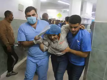 Eine Verwundete in einem Krankenhaus in Rafah (Archivbild). Laut der von der Hamas kontrollierten Gesundheitsbehörde wurden seit Kriegsbeginn am 7. Oktober mehr als 57.600 Menschen im Gazastreifen verletzt. - Foto: Hatem Ali/AP/dpa