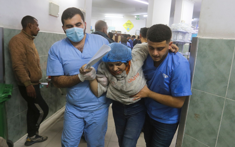 Eine Verwundete in einem Krankenhaus in Rafah (Archivbild). Laut der von der Hamas kontrollierten Gesundheitsbehörde wurden seit Kriegsbeginn am 7. Oktober mehr als 57.600 Menschen im Gazastreifen verletzt. - Foto: Hatem Ali/AP/dpa Eine Verwundete in einem Krankenhaus in Rafah (Archivbild). Laut der von der Hamas kontrollierten Gesundheitsbehörde wurden seit Kriegsbeginn am 7. Oktober mehr als 57.600 Menschen im Gazastreifen verletzt. - Foto: Hatem Ali/AP/dpa