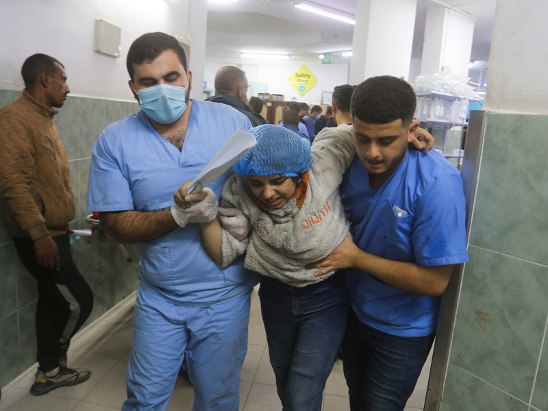 Eine Verwundete in einem Krankenhaus in Rafah (Archivbild). Laut der von der Hamas kontrollierten Gesundheitsbehörde wurden seit Kriegsbeginn am 7. Oktober mehr als 57.600 Menschen im Gazastreifen verletzt. - Foto: Hatem Ali/AP/dpa