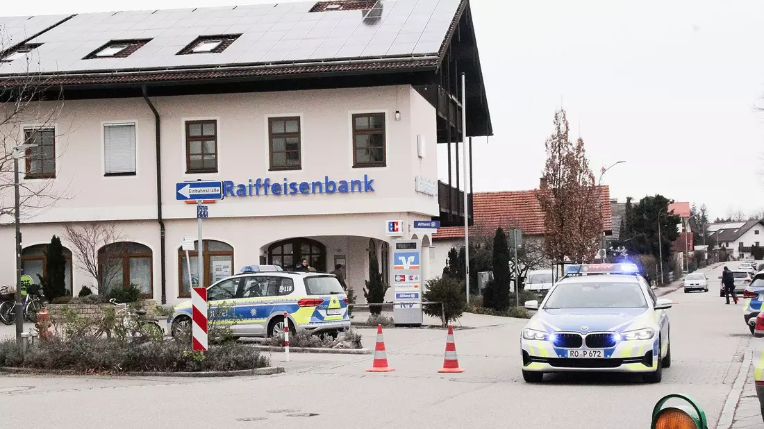 Einsatzkräfte der Polizei nach dem Überfall auf einen Geldtransporter in der Nähe einer Bank in Großkarolinenfeld in Bayern. - Bild: Josef Reisner/dpa
