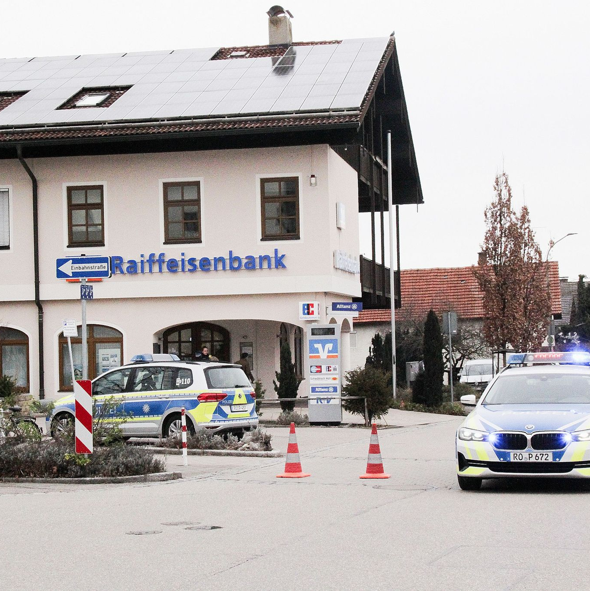 Einsatzkräfte der Polizei nach dem Überfall auf einen Geldtransporter in der Nähe einer Bank in Großkarolinenfeld in Bayern. - Foto: Josef Reisner/dpa