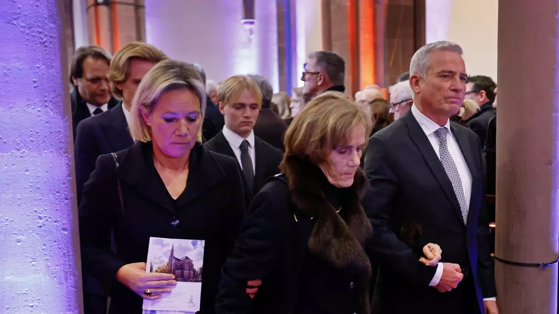 Wolfgang Schäubles Witwe Ingeborg Schäuble (M) verlässt zusammen mit ihrer Tochter Christine Strobl und deren Ehemann, dem baden-württembergischen Innenminister Thomas Strobl, die Kirche. - Bild: Philipp von Ditfurth/dpa