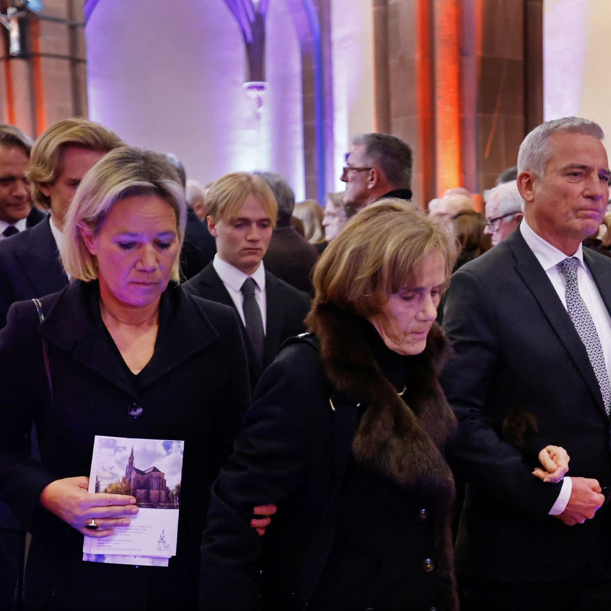 Wolfgang Schäubles Witwe Ingeborg Schäuble (M) verlässt zusammen mit ihrer Tochter Christine Strobl und deren Ehemann, dem baden-württembergischen Innenminister Thomas Strobl, die Kirche. - Foto: Philipp von Ditfurth/dpa