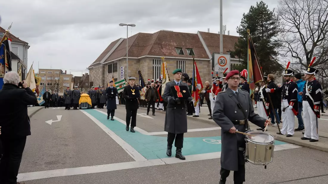 Soldaten begleiten den Trauerzug auf dem Weg zum Offenburger Waldbachfriedhof. - Bild: Philipp von Ditfurth/dpa