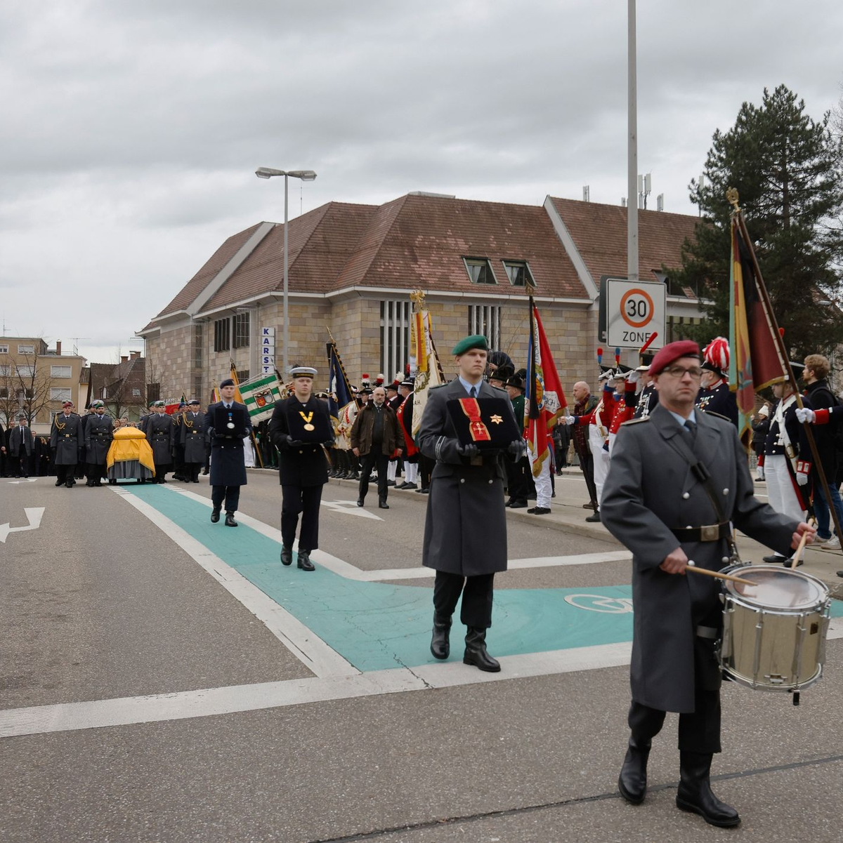 Soldaten begleiten den Trauerzug auf dem Weg zum Offenburger Waldbachfriedhof. - Foto: Philipp von Ditfurth/dpa