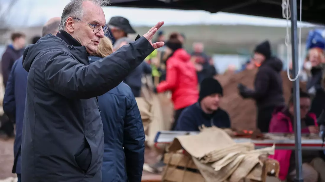 Sachsen-Anhalts Ministerpräsident Reiner Haseloff (CDU) ist bei einem Besuch im Hochwassergebiet unfreundlich empfangen worden. - Bild: Jan Woitas/dpa
