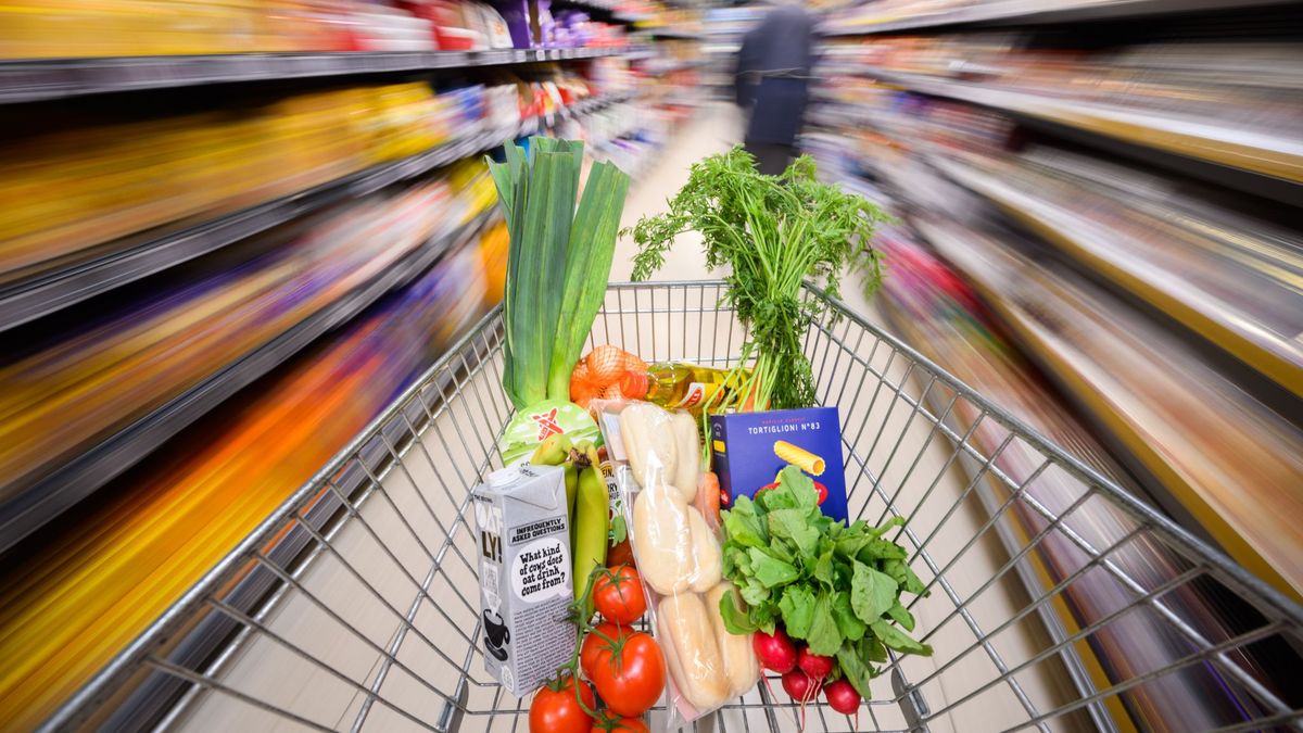 Viele Kunden stöbern auch online nach Lebensmitteln. (Symbolbild) - Foto: Julian Stratenschulte/dpa